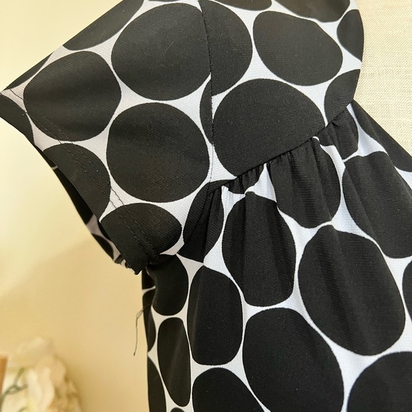 Maurices Medium Polka Dot Black White Capped Sleeve Pinup Shirt - Picture 5 of 9